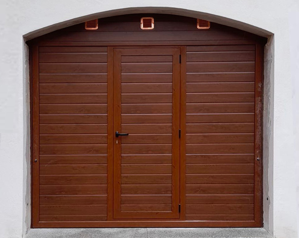 Porta coibentata, finto legno con portina pedonale Image