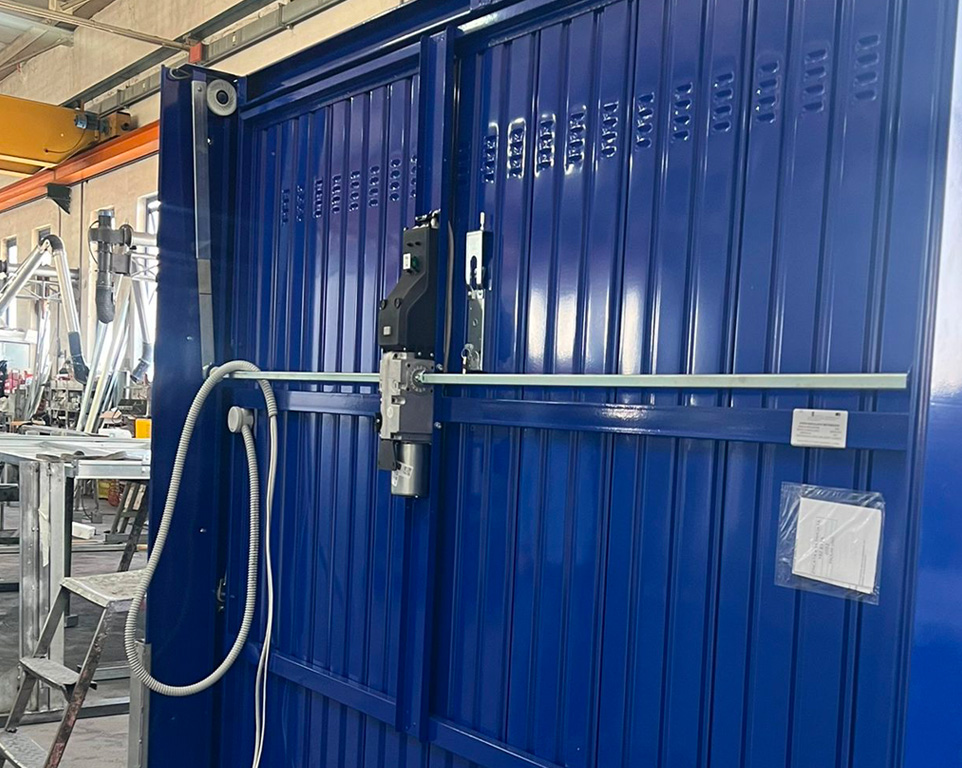 Porta basculante preverniciata e con motorizzazione Image