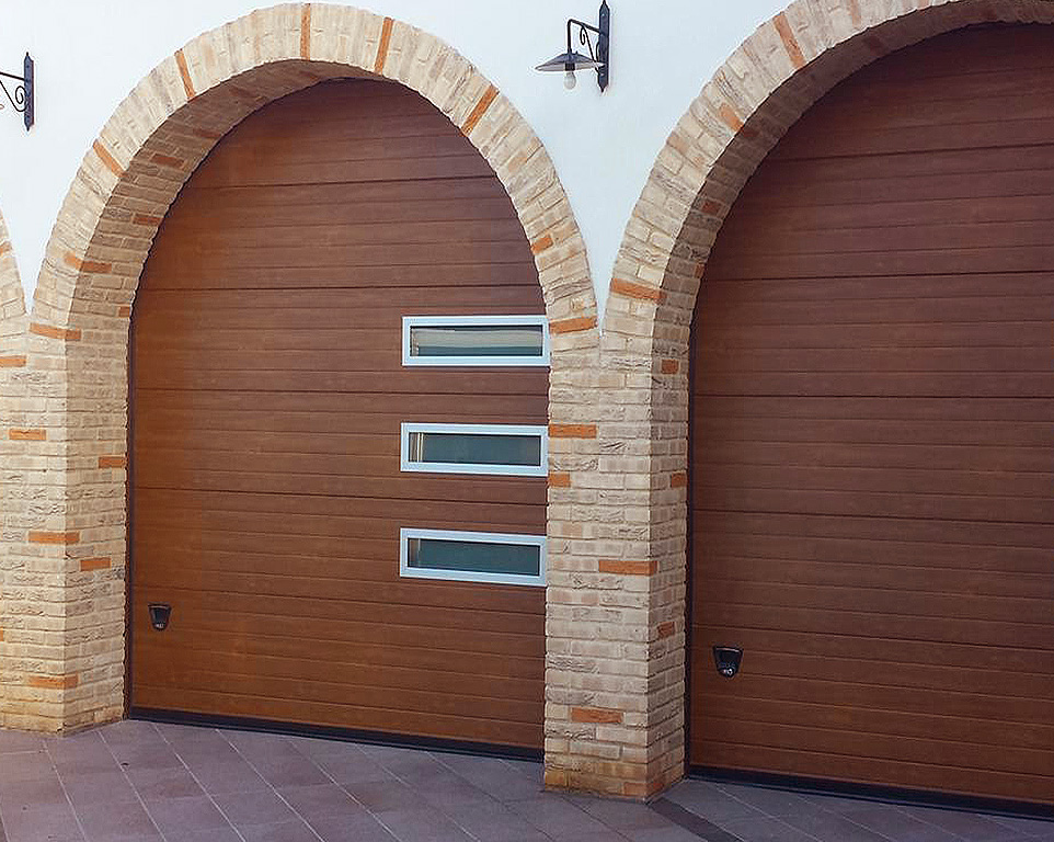 Porte sezionali con pannelli in legno. Image